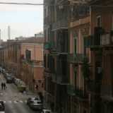 Foto 1. Siamo andati a farci un giro tra le vie del quartiere Libert� per scovare gli esempi pi� lampanti del contrasto architettonico che lo caratterizza, qui dove il �bello evidente� e il �bello nascosto� si trovano a convivere, spesso uno accanto all�altro